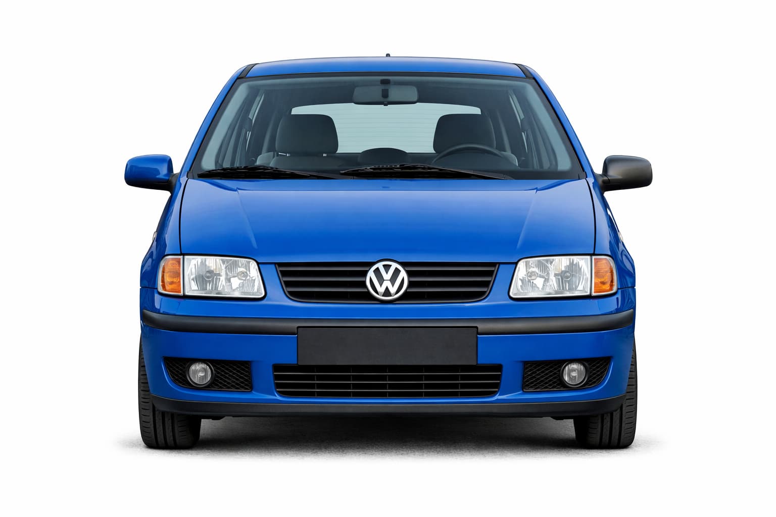 Frontansicht eines blauen VW Polo, Baujahr 2000 – beliebtes Einsteigerauto mit solider Technik und günstiger Versicherung.